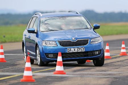 Skoda Octavia Combi 2.0 TDI, Frontansicht, Slalom