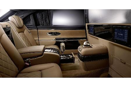 Beinfreiheit extrem mit freiem Blick auf die Bildschirme. Der Maybach 57 Zeppelin war für 406.000 Euro zu haben, die lange V...