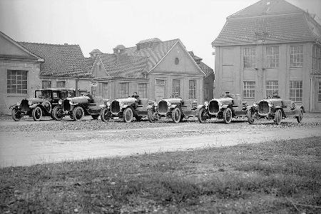 Eine Reihe Maybach Typ W 3 die 1921 auf ihre Überführung zur Karosseriefirma warten.