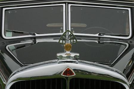 Maybach Zeppelin DS 8 mit charakteristischer Kühlerzier in Pebble Beach 2002.