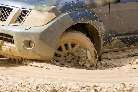 Nissan Pathfinder 2.5 dCi, Rad, Felge, Wasserdurchfahrt