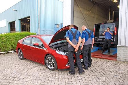 Opel Ampera, Werkstatt, Mitarbeiter, Motorhaube offen