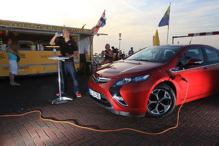 Opel Ampera, Elektrotankstelle, Imbissbude