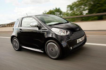 Aston Martin Cygnet, Fahrt, Seitenansicht, von vorne