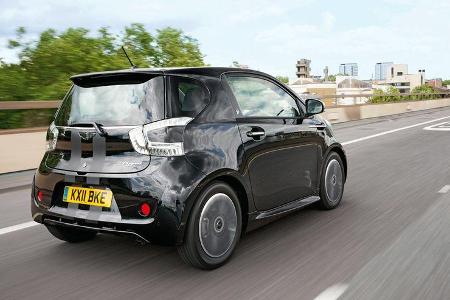 Aston Martin Cygnet, Fahrt, Seitenansicht, von hinten