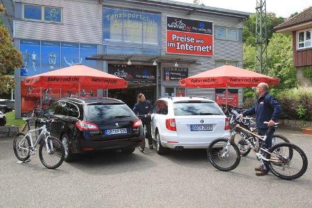 Peugot 508 SW HDi 165, Skoda Superb Combi 2.0 TDI, beide Fahrzeuge, Heckklappe geschlossen Fahrräder