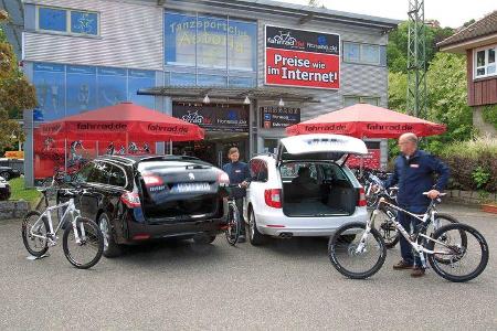 Peugot 508 SW HDi 165, Skoda Superb Combi 2.0 TDI, beide Fahrzeuge, Heckklappe offen, Fahrräder