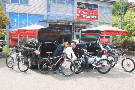 Peugot 508 SW HDi 165, Skoda Superb Combi 2.0 TDI, beide Fahrzeuge, Heckklappe offen, Fahrräder