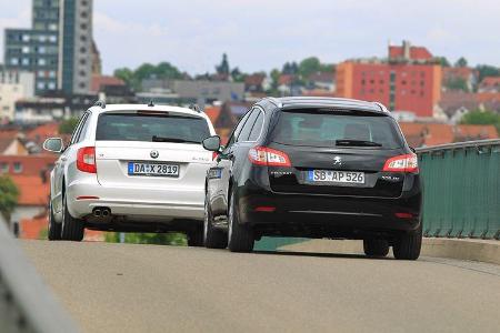 Peugot 508 SW HDi 165, Skoda Superb Combi 2.0 TDI, beide Fahrzeuge, Rückansicht, Heck