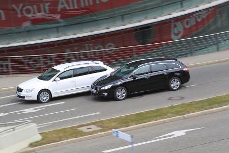 Peugot 508 SW HDi 165, Skoda Superb Combi 2.0 TDI, beide Fahrzeuge, Seitenansicht