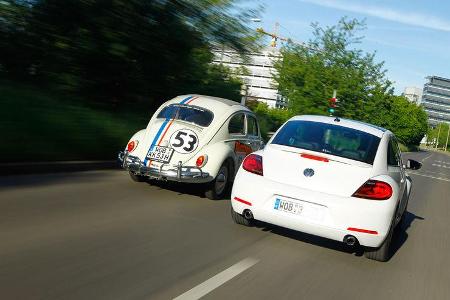 VW Beetle 2.0 TSI DSG, VW Käfer, beide Fahrzeuge, Rückansicht, Stadtfahrt