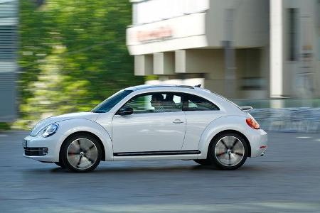 VW Beetle 2.0 TSI DSG, Seitenansicht, Stadtfahrt