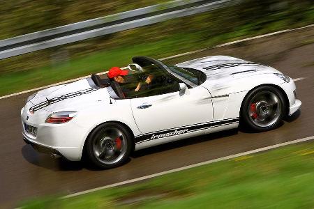 Das höheneinstellbare KW-Fahrwerk hält über Doppeldreiecksquerlenker und 19 Zoll große Irmscher-Felgen samt 245er Pirelli un...