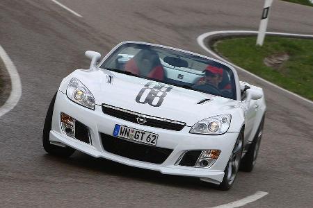 Es informiert die Passagiere jederzeit detailliert, ...