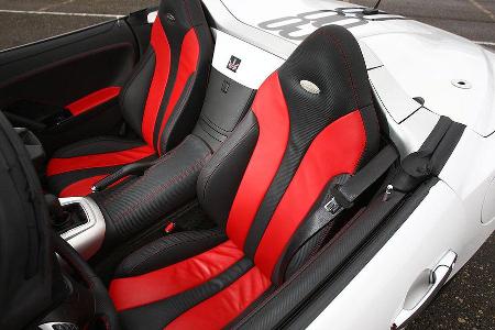 Seriensitze und Türverkleidungen mit Lederbezug.