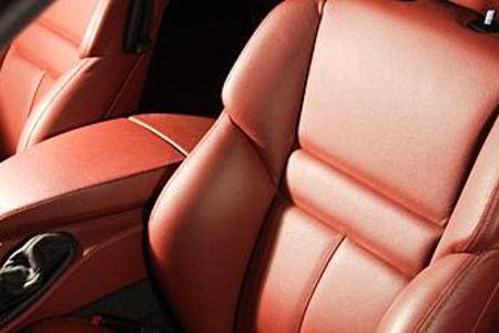 Die mit Leder bezogenen Sportsitze des M6 bieten hervorragenden Seitenhalt und viel Komfort.