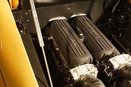 Auch bei Lamborghini sind fünf Liter Hubraumvolumen das Maß der Dinge. In Sachen Leistung stellt sich der einem Rennwagen be...