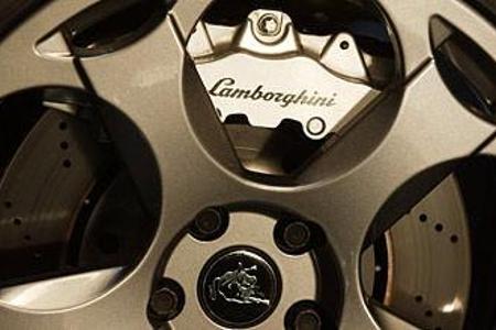 Hinter den kreisrunden Öffnungen der 19-Zöller findet eine groß dimensionierte Bremsanlage mit 365er-Scheiben an der Vordera...