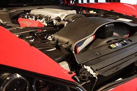 Der 506 PS starke 8,3-Liter-V10 der Viper repräsentiert ein gutes altes und uramerikanisches Stück Motorenbau. Die Gaswechse...