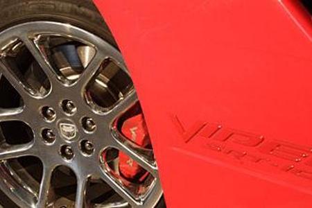 Die rot lackierten Vierkolben-Sättel der Bremsanlage haben die 355er-Scheiben sicher im Griff.