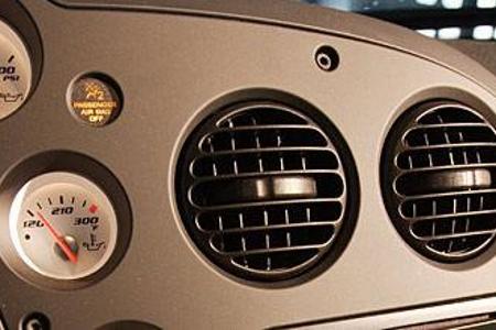 Das eng geschnittene Cockpit wartet mit allerhand sportlichen Insignien wie beispielsweise den ums Lenkrad herum arrangierte...