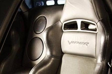 In den mit einer Alcantara/Leder-Kombination bezogenen Sportsitzen sind dank verstellbarer Pedalerie Fahrer jedweder Statur ...