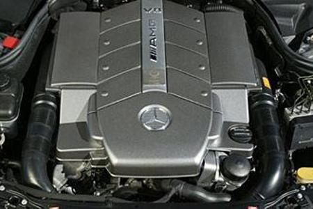 Under Cover: 5,5-Liter-V8-Saugmotor von AMG.