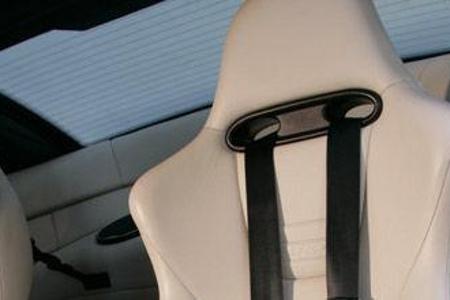 Im MG geben gut konturierte Sitze und Vierpunktgurte mit Aufrollautomatik Halt