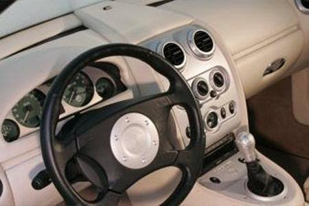 Die Verarbeitungsqualität des XPower ist okay, das Lenkrad nicht wirklich gelungen