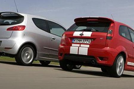 Stars and stripes: Gegen den stark geschminkten Ford Fiesta ST wirkt der Mitsubishi Colt CZT geradezu blass. Aber Optik alle...