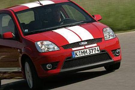 Dank direkter Lenkung und straffem Fahrwerk fühlt sich der Fiesta auf kurvigem Geläuf pudelwohl