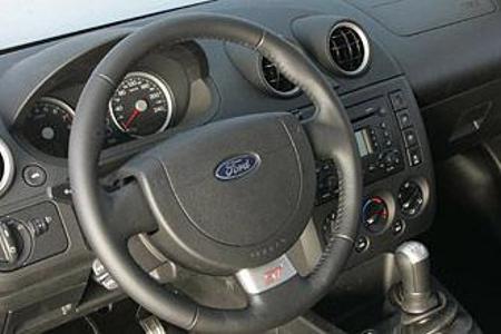 Beim INTERIEUR schlägt der Sport-Ford leisere Töne an. Der Kunststoff wirkt billig.