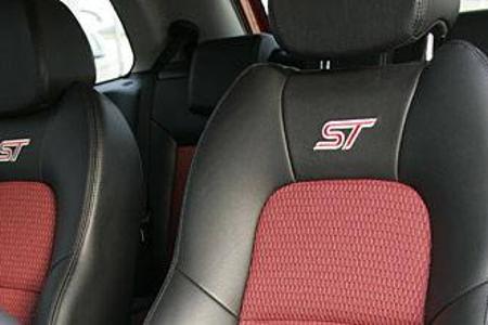 Dafür sehen die SITZE nicht nur gut aus, sondern bieten auch einen hervorragenden Seitenhalt.