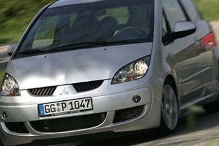 Die flotte Gangart im Colt CZT wird durch die komfortable Fahrwerksabstimmung und das ESP eingebremst