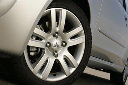 Der Mitsubishi lässt es bei 16 Zoll großen ALUMINIUM-RÄDERN bewenden.