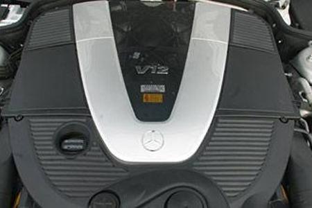 Der Biturbo-V12 versteckt sich hinter Plastik.