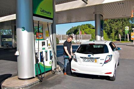 Toyota Yaris Hybrid, Heck, Tankstelle