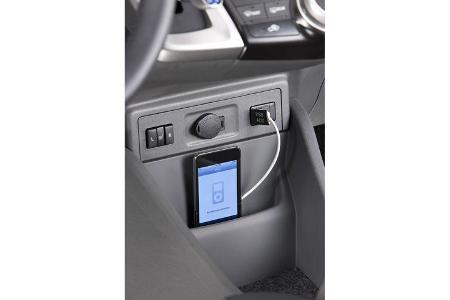 0111, Toyota Prius V, Cockpit, ipod