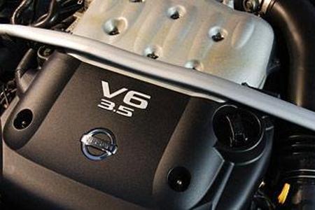 Die Domstrebe über dem 280-PS-V6 weist auf den sportlichen Anspruch hin.