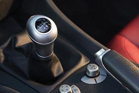 Die Mittelkonsole lässt sich mit einem Nachrüst-Navigationssystem aufwerten.