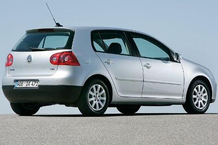 Die fünfte Golf-Generation kam auf eine Gesamtstückzahl von 2.344.182 Fahrzeugen. 2004 legte Volkswagen dann auch unterm dem...