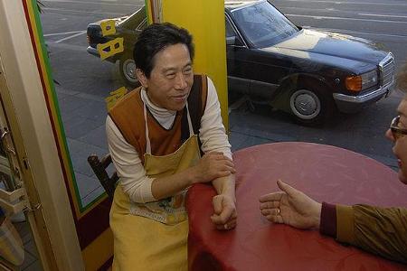 Jong Phung interessiert sich für die herrschaftliche S-Klasse und wundert sich über den Preis.