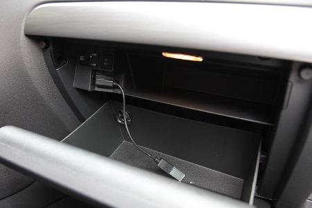 03/11 aumospo05/2011 VW Jetta, Handschuhfach, USB-Anschluss
