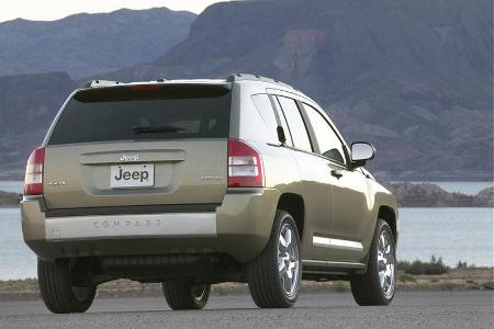 Zum Vergleich das bisherige Heck des Jeep Compass mit mehr Kanten und breiter Schutzleiste im Alu-Look.