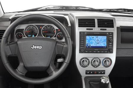 Zum Vergleich: Das Interieur des bisherigen Jeep Compass mit viel Kanten und preiswerter wirkendem Kunststoff.