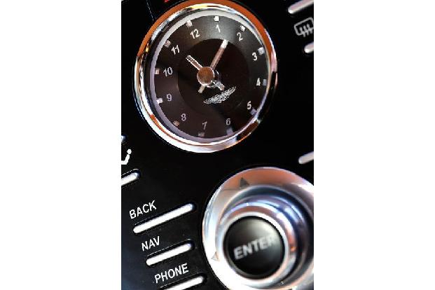 Aston Martin Rapide S, Uhr