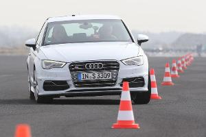 Audi S3 2.0 TFSI, Frontansicht, Slalom