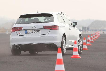 Audi S3 2.0 TFSI, Heckansicht, Slalom