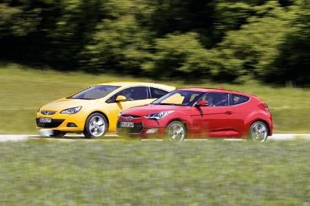 Hyundai Veloster Blue 1.6, Opel Astra GTC 1.4 Turbo, Seitenansicht