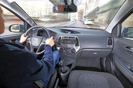 Hyundai i20 Blue 1.1 CRDi Trend, Cockpit, Fahrer